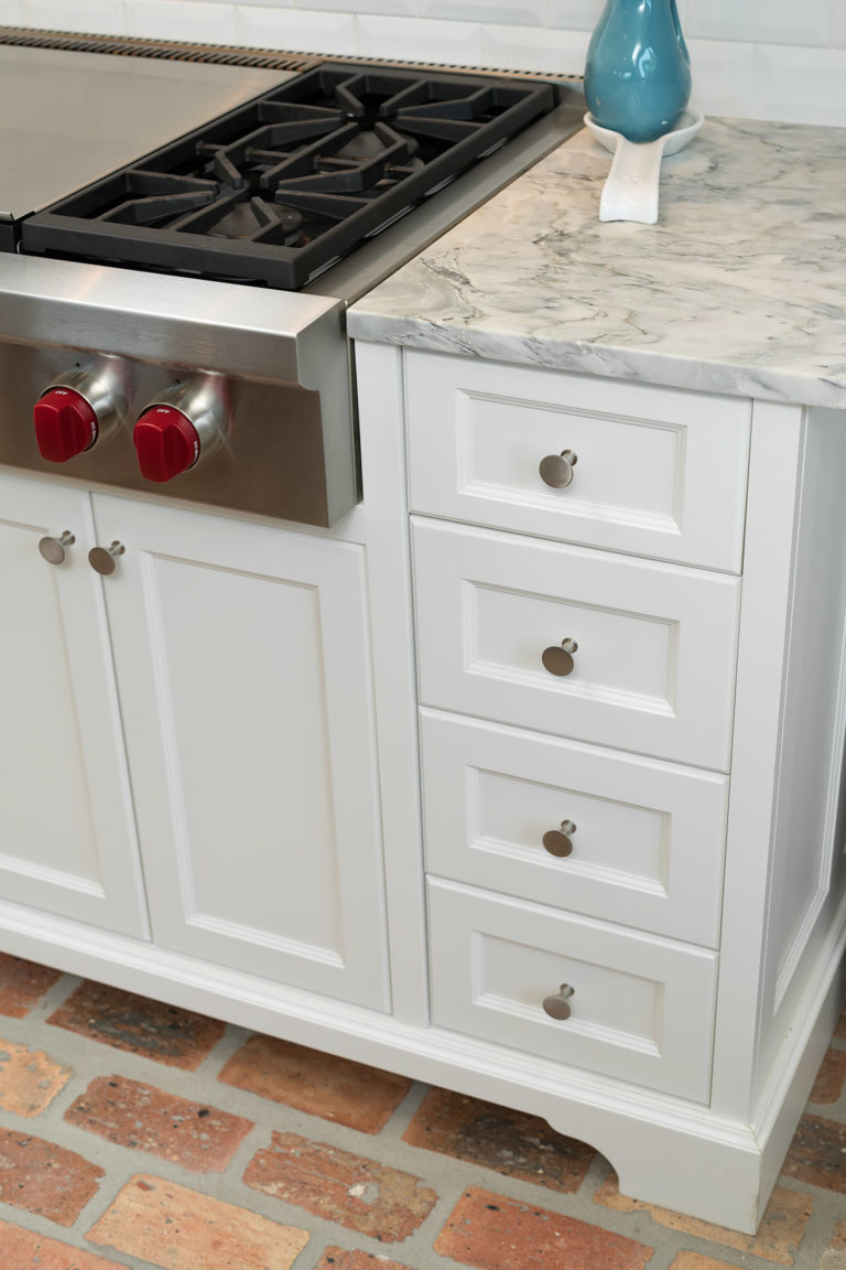 Bayfront Kitchen hardware on recessed panel drawer and door fronts.